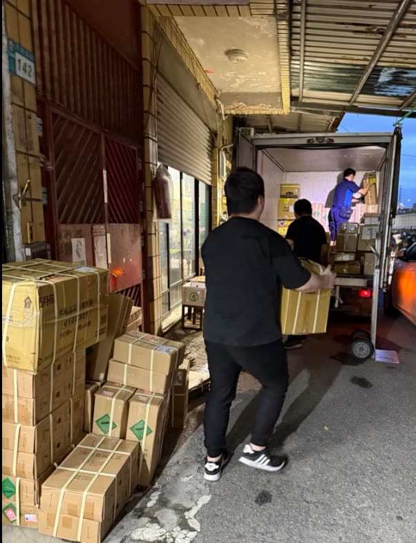 門市前整箱貨物搬上貨車出貨