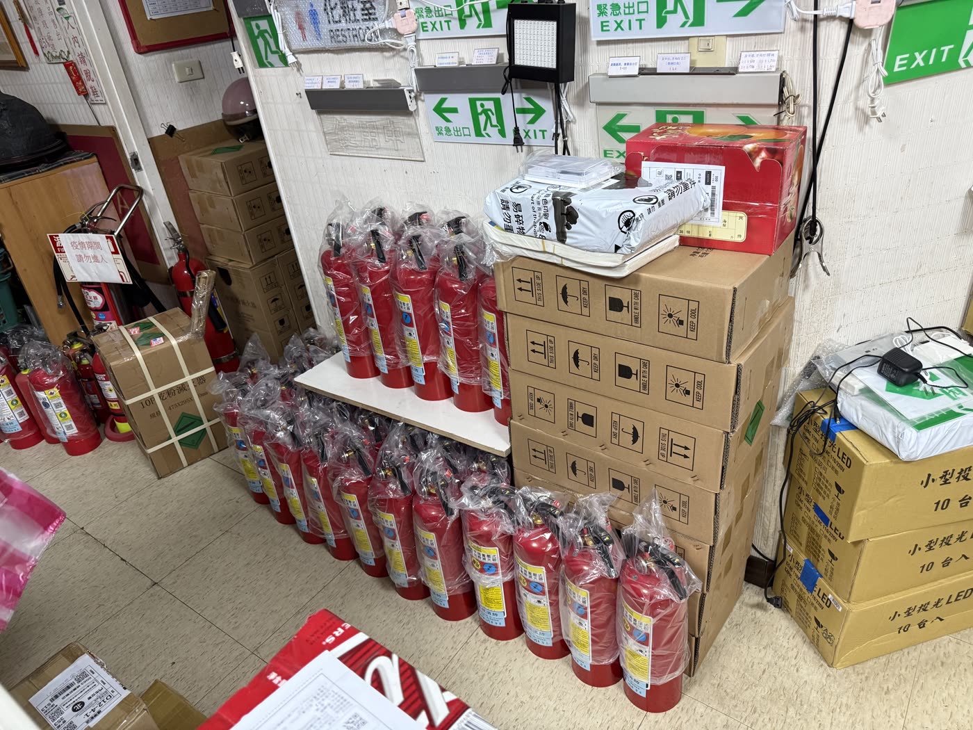 門市內滅火器陳列
